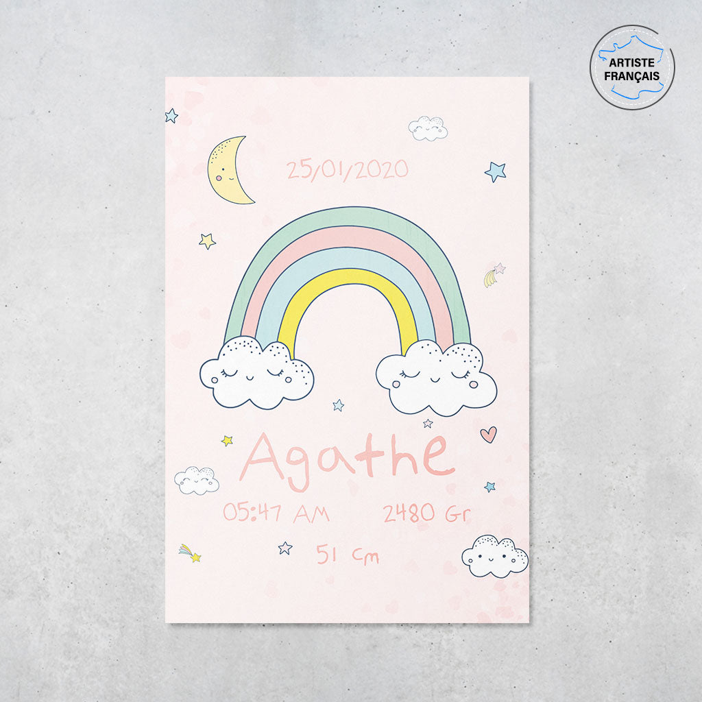 Une affiche naissance personnalisé représentant un ciel étoilé avec un arc en ciel, des étoiles et des nuages au format dessins dans des couleurs pastelles. Cette affiche est dans les tons roses et donc pour la naissance d’une fille. Le prénom, la date, l’heure, le poids et la taille de naissance sont personnalisables.