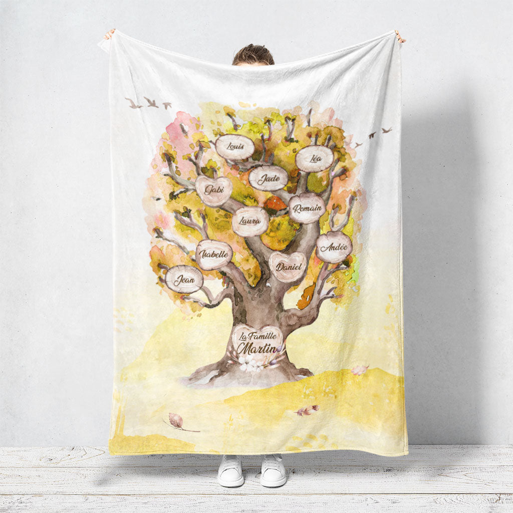 Plaid personnalisé famille arbre de vie qui représente un Arbre de vie personnalisé de chêne massif peint en aquarelle avec des feuilles de couleur jaunes. Les prénoms et les textes sont personnalisables.