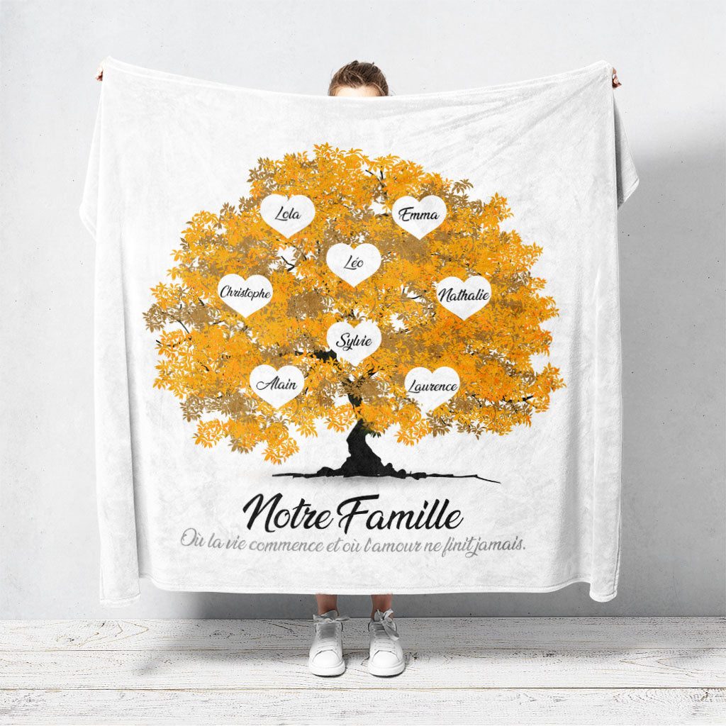 Un plaid personnalisé famille qui représente un Arbre de vie personnalisé réaliste peint en aquarelle avec des feuilles de couleur orange. Les prénoms et les textes sont personnalisables.