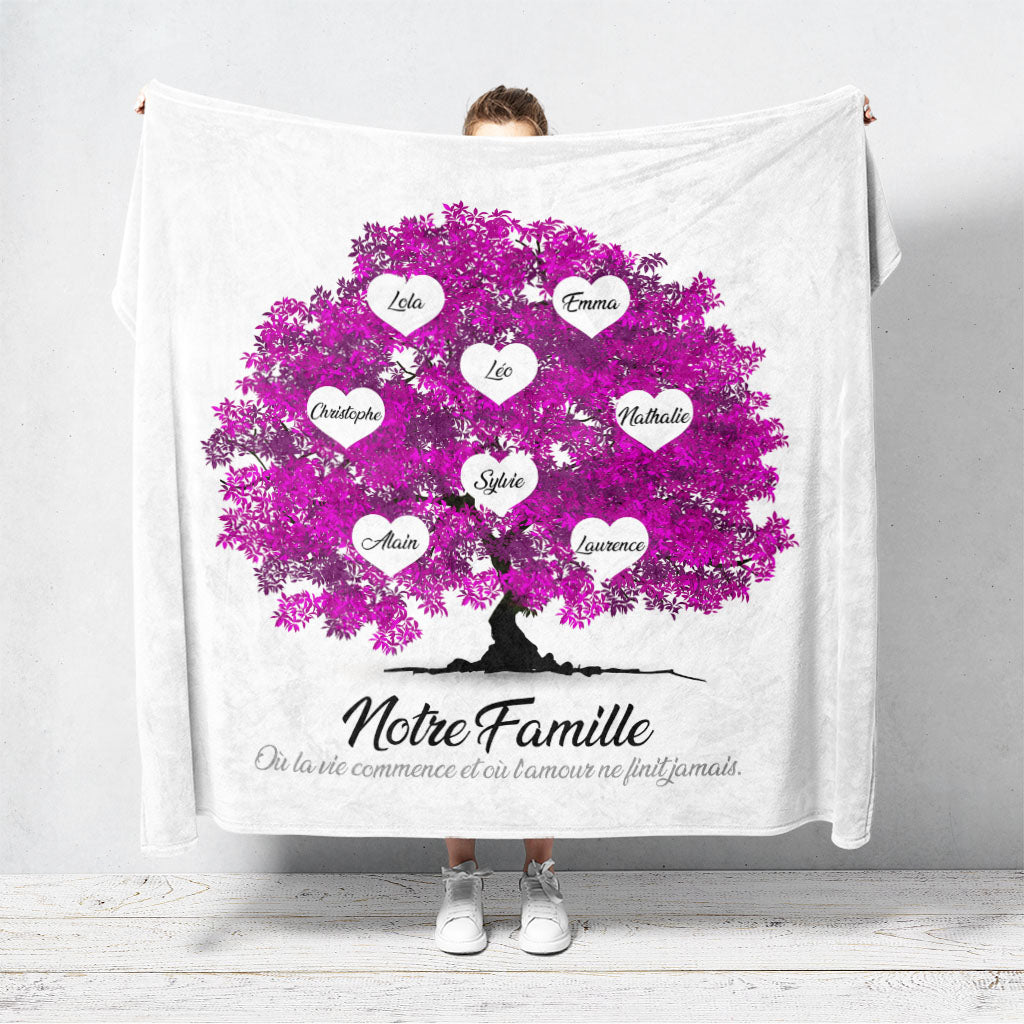 Un plaid personnalisé famille qui représente un Arbre de vie personnalisé réaliste peint en aquarelle avec des feuilles de couleur rose violet. Les prénoms et les textes sont personnalisables.