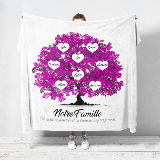 Un plaid personnalisé famille qui représente un Arbre de vie personnalisé réaliste peint en aquarelle avec des feuilles de couleur rose violet. Les prénoms et les textes sont personnalisables.