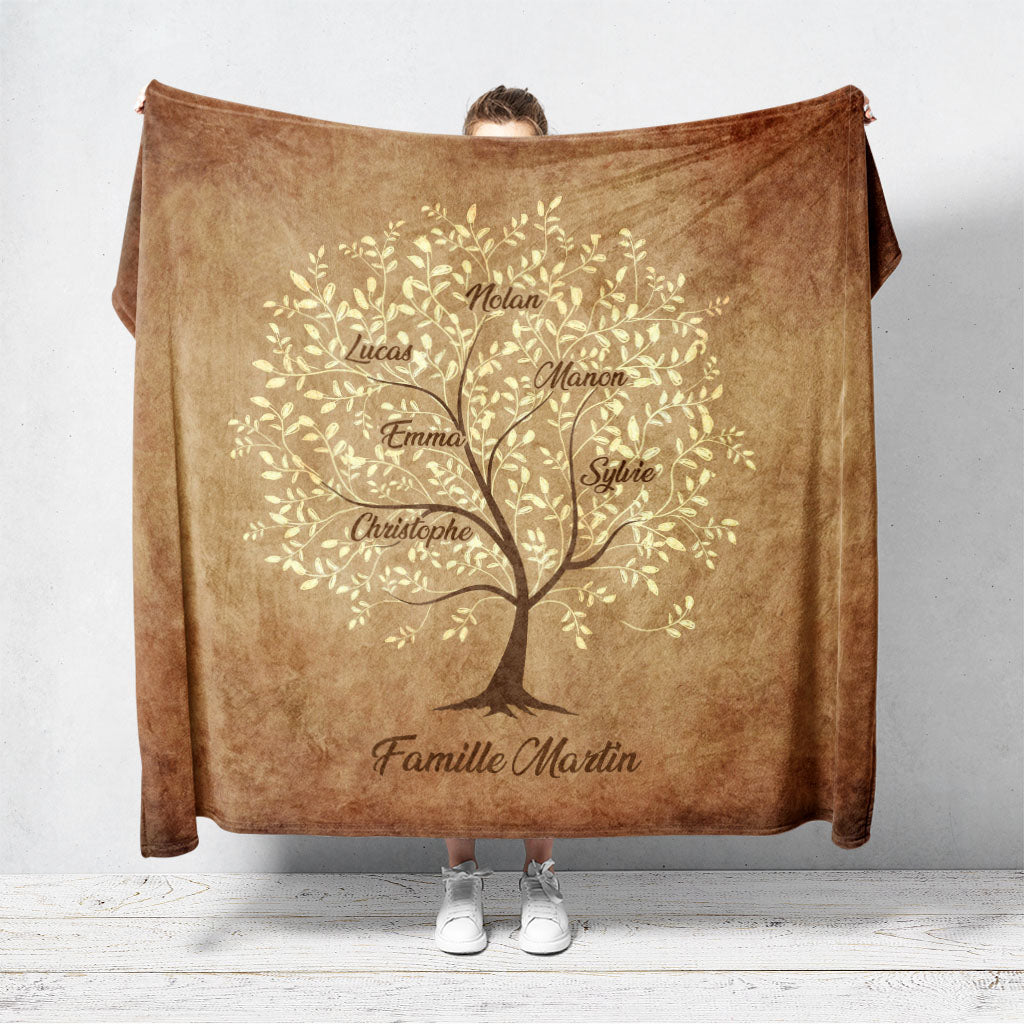 Un plaid personnalisé famille qui représente un Arbre de vie personnalisé dessinée sur un vieux parchemin avec de l’encre claire. Les prénoms et les textes sont personnalisables.