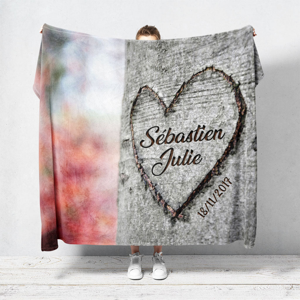 Un plaid personnalisé couple qui représente un tronc d’arbre de boulot blanc ou un coeur est gravé dessus. Les prénoms gravés au centre du coeur et la date de rencontre du couple sont personnalisables.