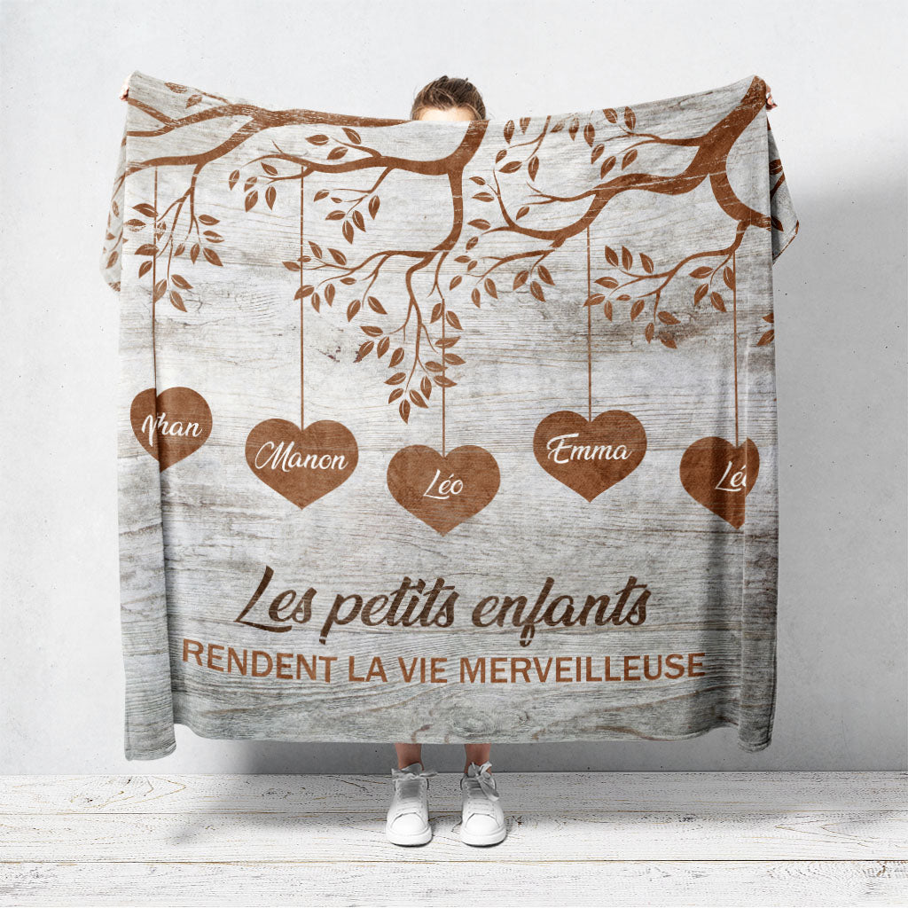 Un plaid personnalisé famille qui représente des coeurs avec des prénoms écrits dessus, suspendus à la branche d’un arbre. Les prénoms et les textes sont personnalisables.