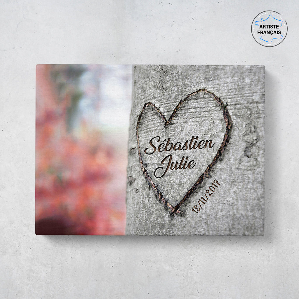 Un tableau personnalisé couple qui représente un tronc d’arbre de boulot blanc ou un coeur est gravé dessus. Les prénoms gravés au centre du coeur et la date de rencontre du couple sont personnalisables.