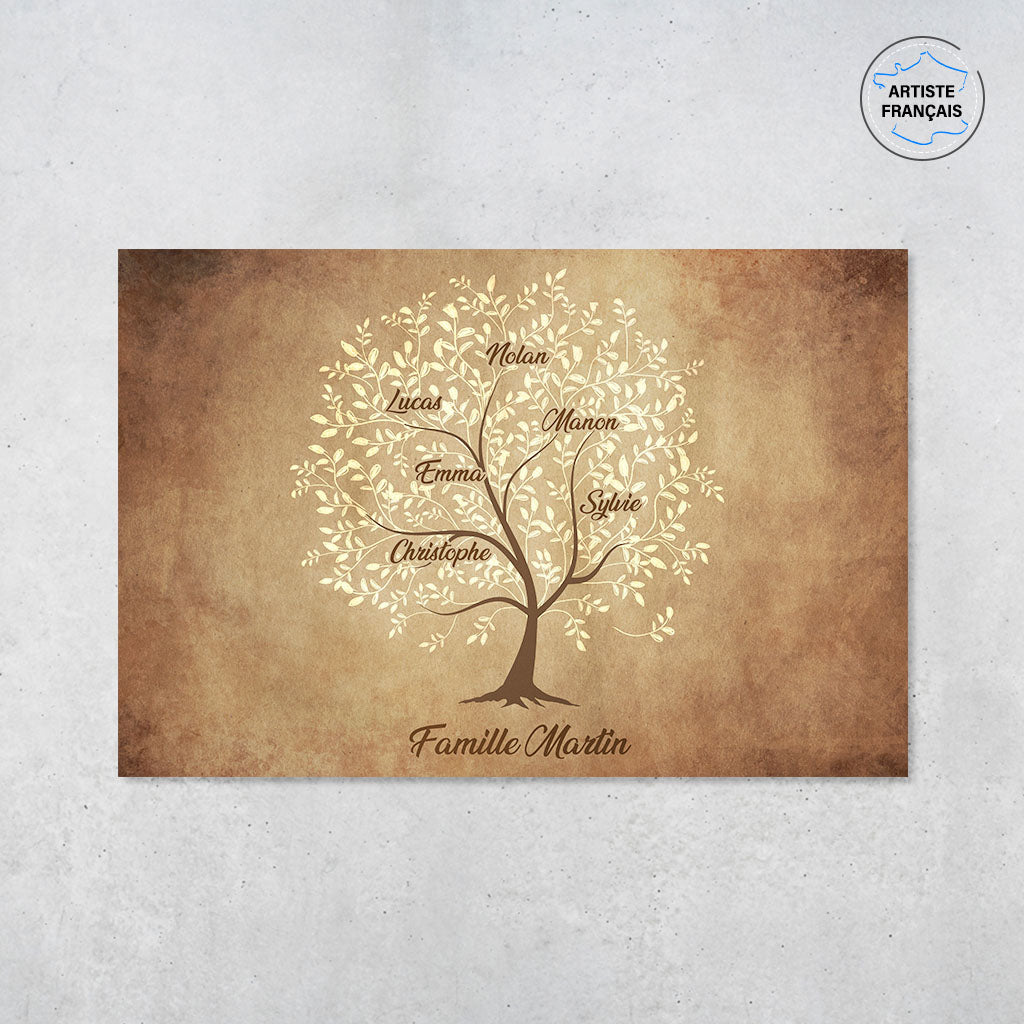 Une affiche personnalisée famille qui représente un Arbre de vie personnalisé dessinée sur un vieux parchemin avec de l’encre claire. Les prénoms et les textes sont personnalisables.