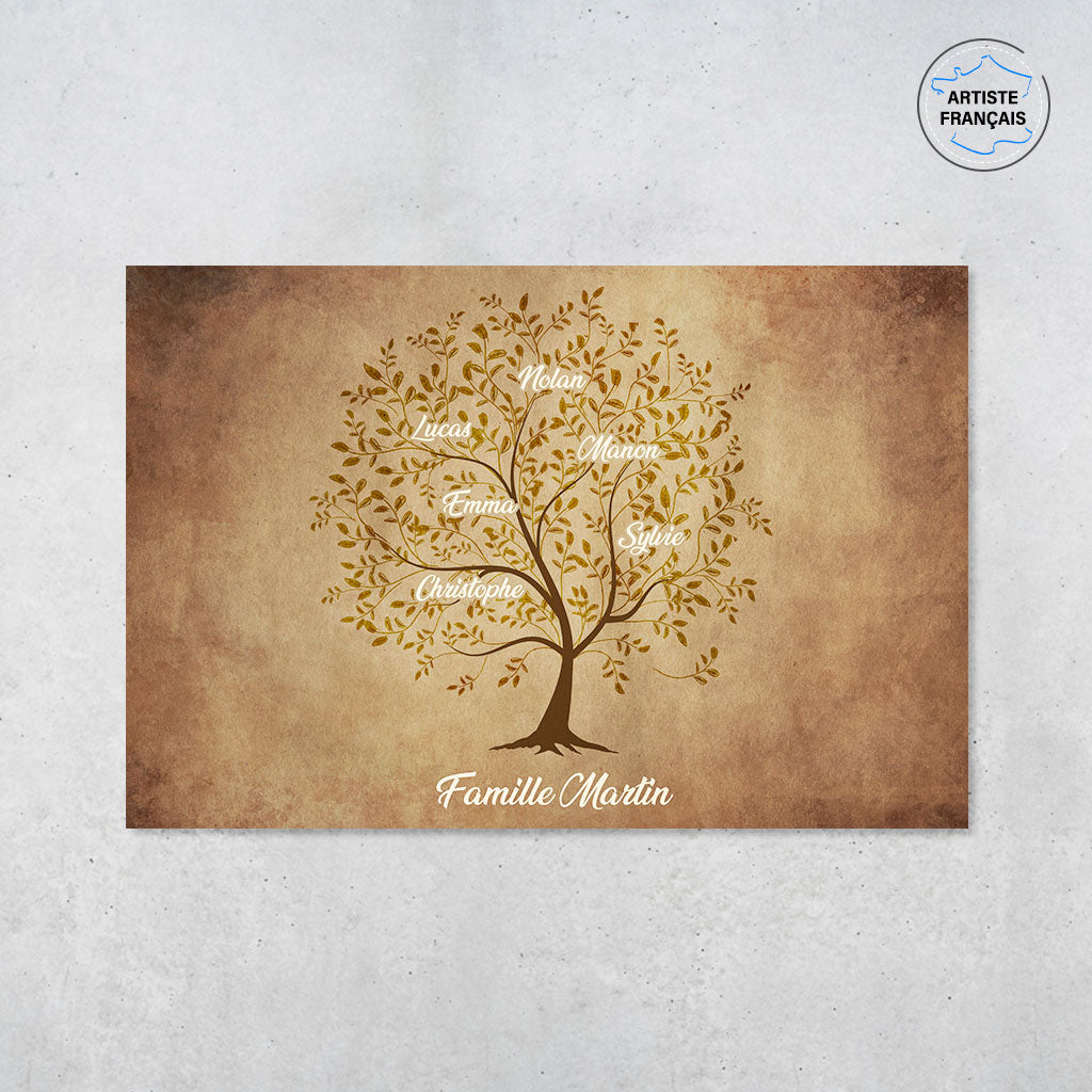 Une affiche personnalisée famille qui représente un Arbre de vie personnalisé dessinée sur un vieux parchemin avec de l’encre foncée. Les prénoms et les textes sont personnalisables.