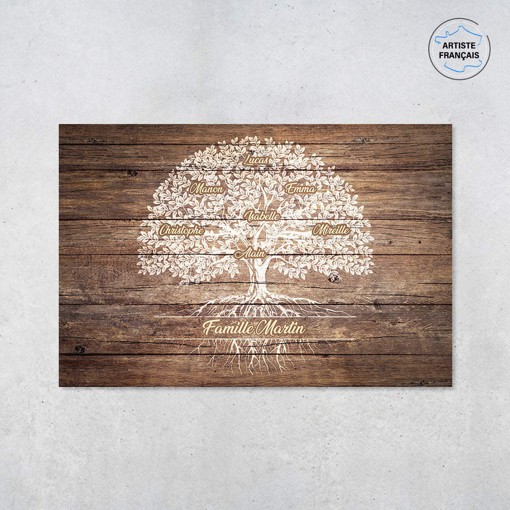 Une affiche personnalisée famille qui représente un Arbre de vie personnalisé peint en blanc sur de vielles planches de bois. Les prénoms et les textes sont personnalisables.