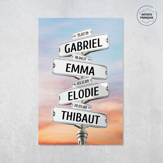 Une affiche personnalisée famille qui représente des panneaux de direction de ville sous un ciel nuageux avec un coucher de soleil . Les prénoms et dates de naissances sur les panneaux sont personnalisables.