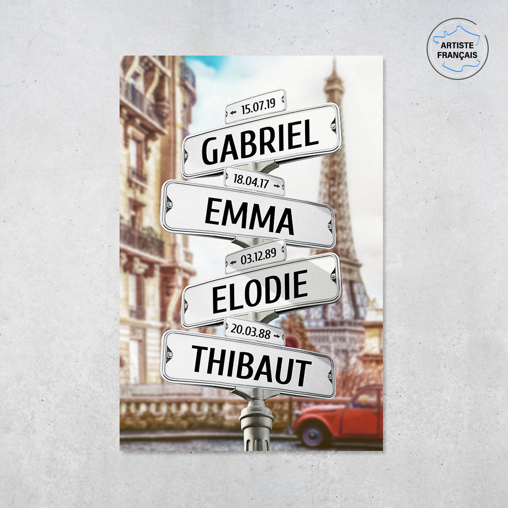 Une affiche personnalisée famille qui représente des panneaux de direction dans la vielle ville de Paris avec la tour Eiffel et une ancienne 2 cheveux Citroën rouge. Les prénoms et dates de naissances sur les panneaux sont personnalisables.