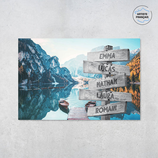 Une affiche personnalisée famille qui représente des panneaux de direction en bois avec des prénoms inscrit dessus en pleine montagne, au bord d’un lac avec des barques. Les prénoms sur les panneaux sont personnalisables.