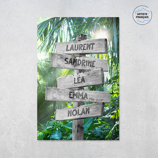 Une affiche personnalisée famille qui représente des panneaux de direction en bois avec des prénoms inscrit dessus dans un décors de forêt tropicale avec de beaux rayons de soleils qui transpercent les feuilles. Les prénoms sur les panneaux sont personnalisables.