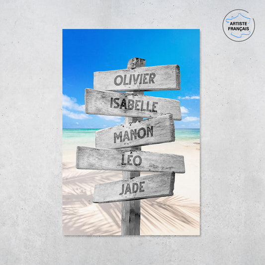 Une affiche personnalisée famille qui représente des panneaux de direction en bois avec des prénoms inscrit dessus dans un décors de plage tropicale, une eau turquoise et l’ombre d’un cocotier. Les prénoms sur les panneaux sont personnalisables.