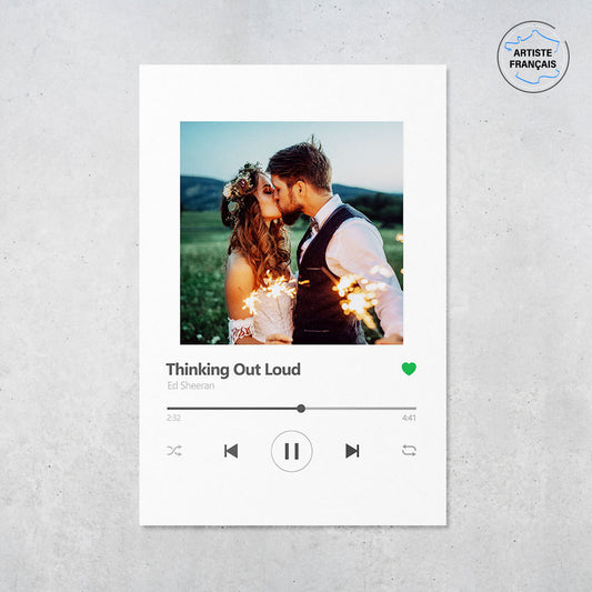 Une affiche personnalisée couple représentant l’interface de Spotify et met en avant une photo du couple avec le titre de leur musique préférée ainsi que le nom de l’artiste. La photo du couple ou du mariage, le titre de la chanson et le nom de l’artiste sont personnalisables.