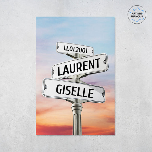 Une affiche personnalisée couple représentant des panneaux de direction de ville sous un ciel nuageux avec un coucher de soleil. Les prénoms du couple, la date de rencontre et les textes sont personnalisables.