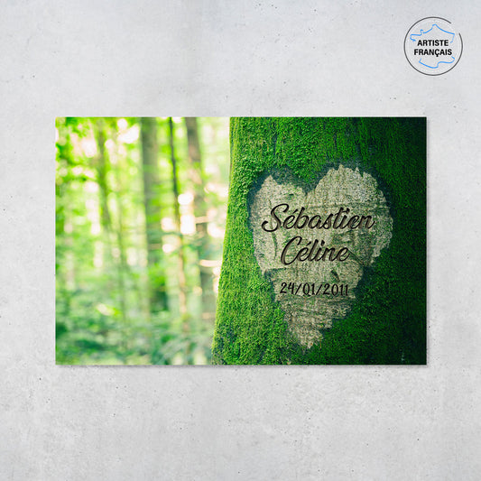 Une affiche personnalisée couple qui représente un tronc d’arbre recouvert de mousse verte ou un coeur est gravé dessus. Les prénoms gravés au centre du coeur et la date de rencontre du couple sont personnalisables.