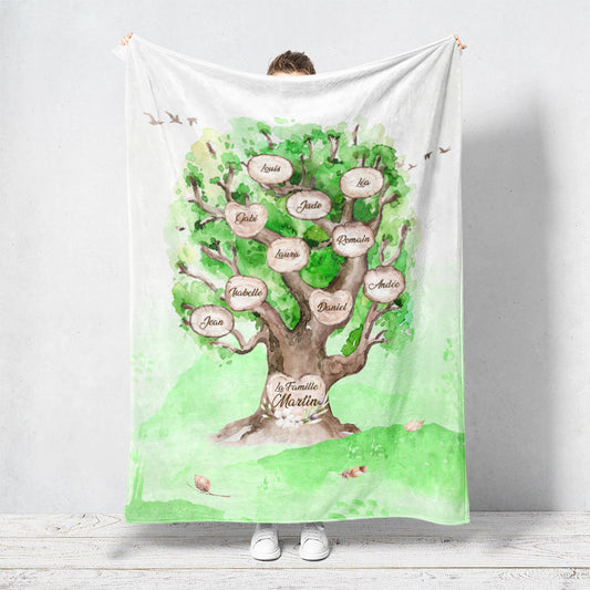 Plaid personnalisé famille arbre de vie qui représente un Arbre de vie personnalisé de chêne massif peint en aquarelle avec des feuilles de couleur vertes. Les prénoms et les textes sont personnalisables.
