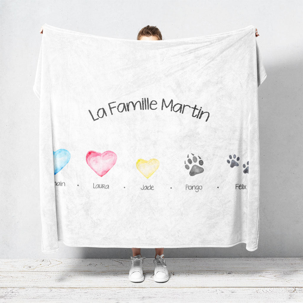 Un plaid personnalisé famille qui représente votre famille via des icones minimaliste peint en aquarelle. Les prénoms, les icones (chien, chat, chevaux, rongeur, oiseaux) et les textes sont personnalisables.