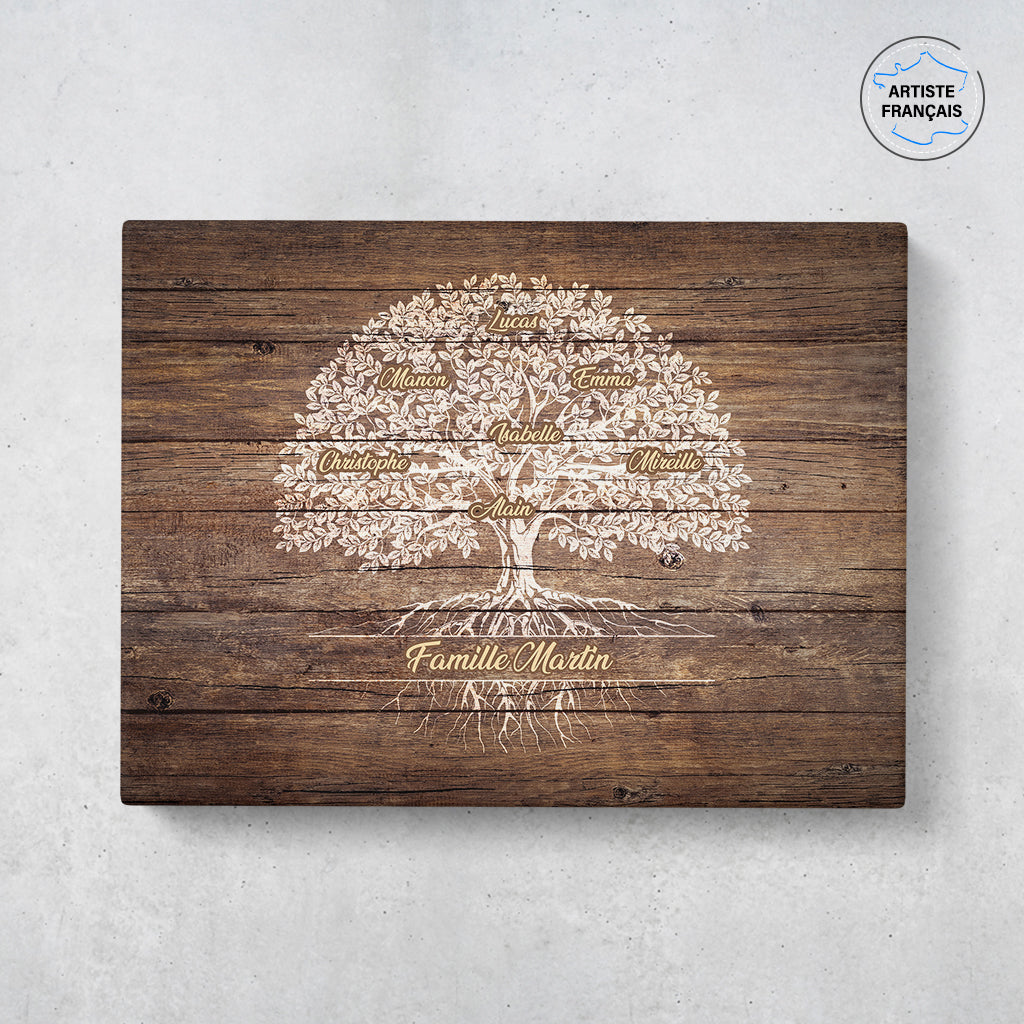 Un tableau arbre de vie personnalisé famille qui représente un Arbre de vie personnalisé peint en blanc sur de vielles planches de bois. Les prénoms et les textes sont personnalisables.