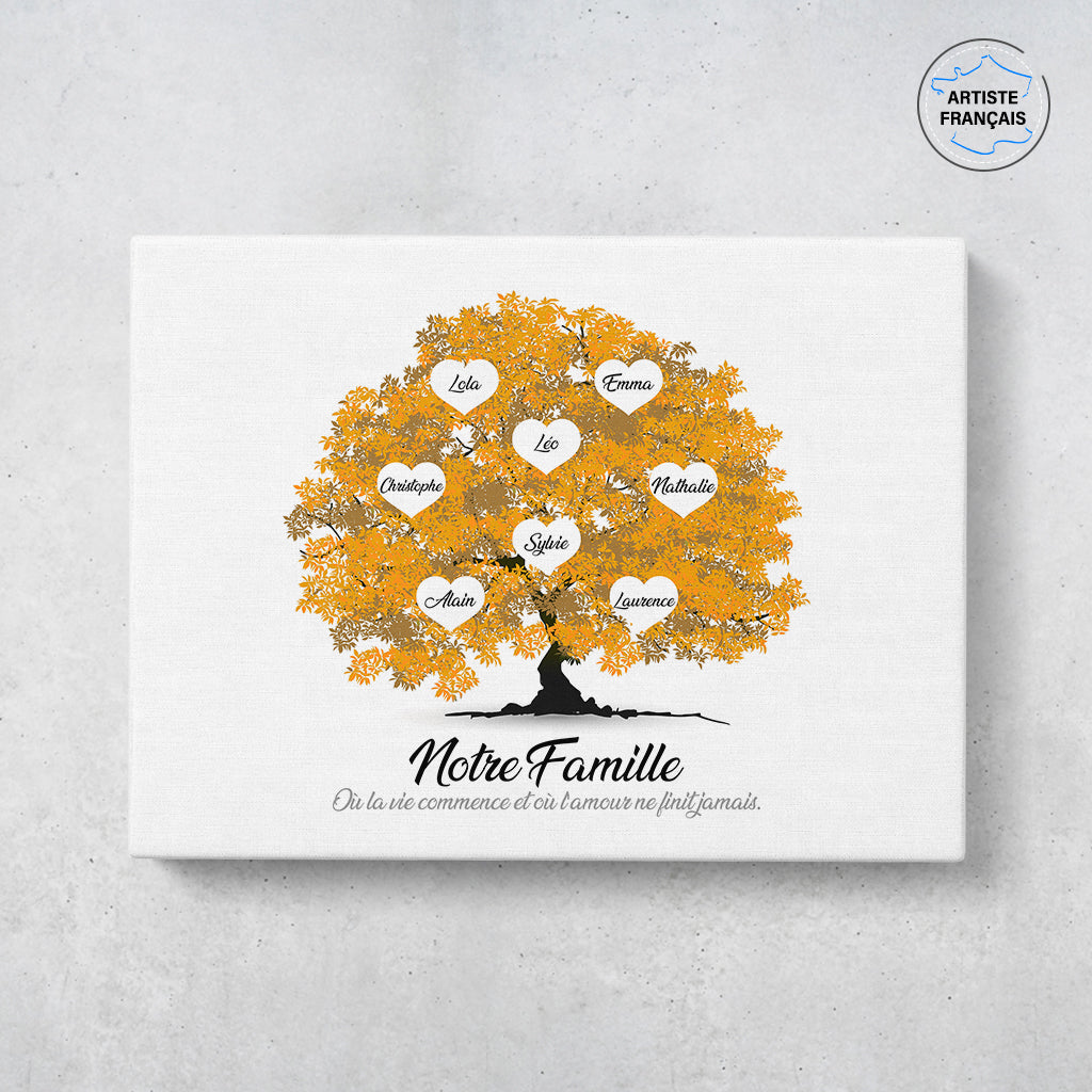 Un tableau arbre de vie personnalisé famille qui représente un Arbre de vie personnalisé réaliste peint en aquarelle avec des feuilles de couleur orange. Les prénoms et les textes sont personnalisables.