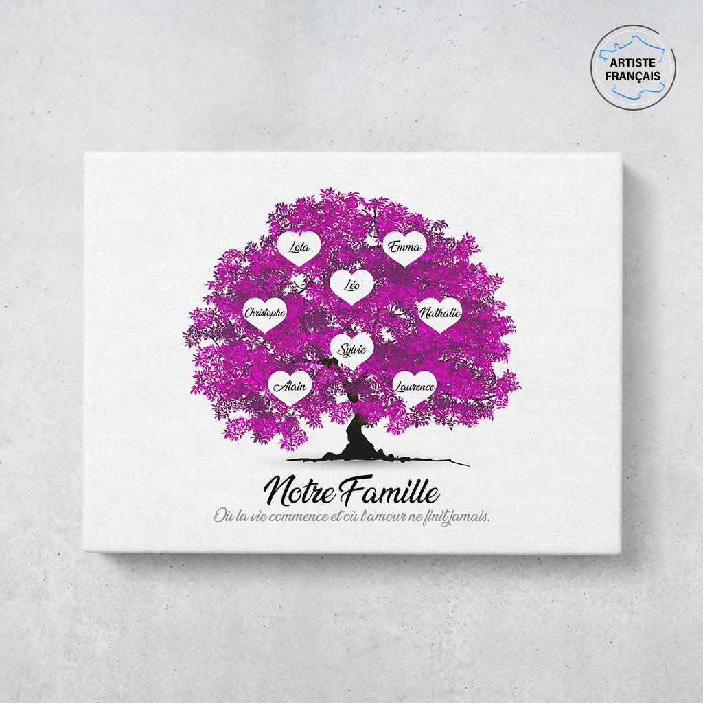 Un tableau arbre de vie personnalisé famille qui représente un Arbre de vie personnalisé réaliste peint en aquarelle avec des feuilles de couleur rose violet. Les prénoms et les textes sont personnalisables.