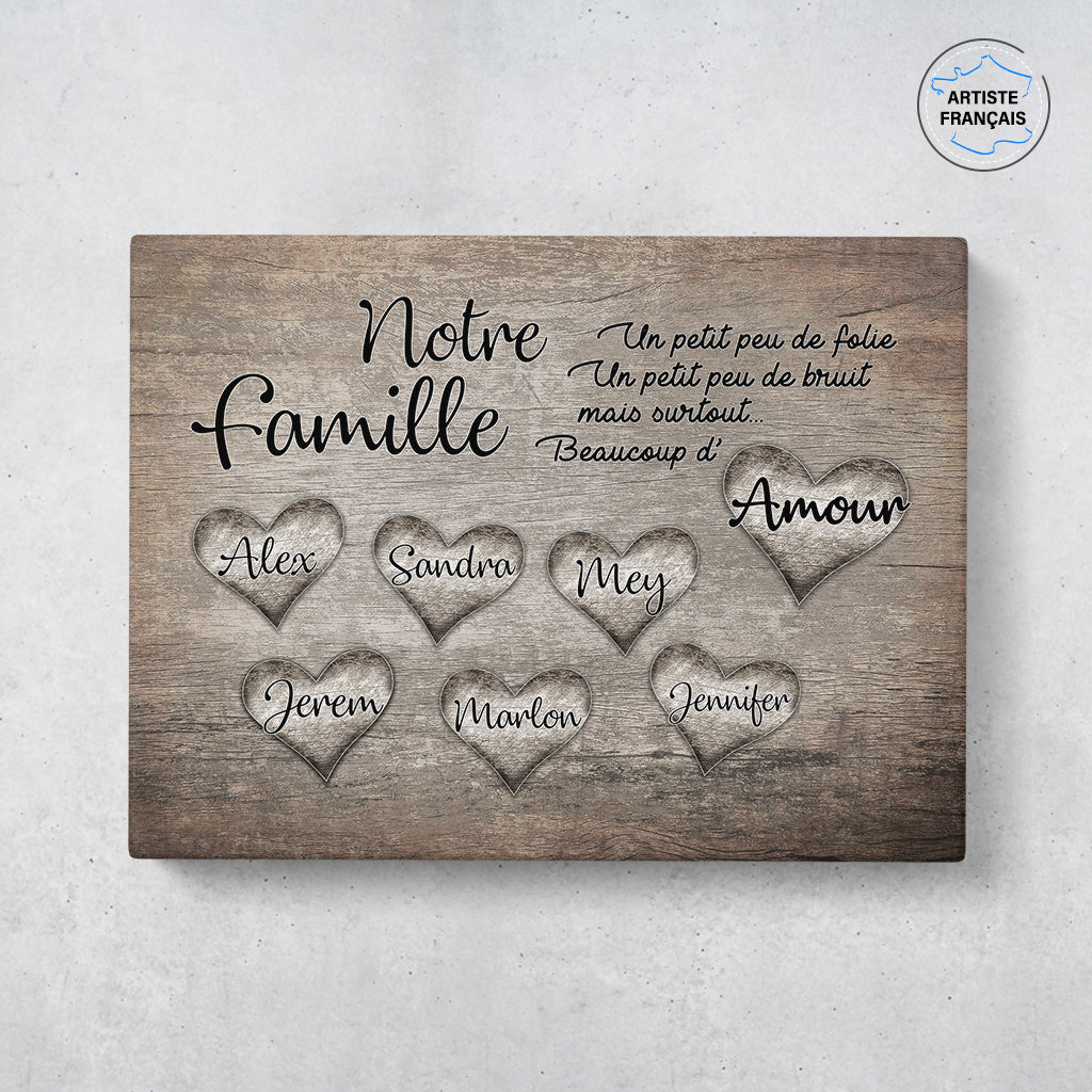 Un tableau personnalisé famille qui représente des coeurs gravés dans une vielles planche de bois avec des prénoms écrit dedans. Les prénoms sont personnalisables.