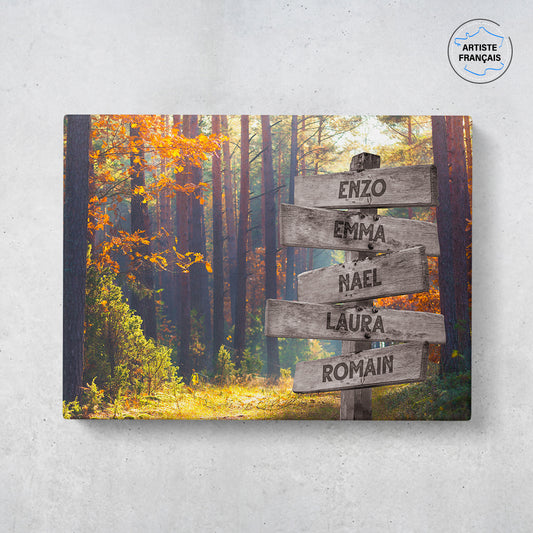 Un tableau personnalisé famille qui représente des panneaux de direction en bois avec des prénoms inscrit dessus en plein forêt d’automne. Les prénoms sur les panneaux sont personnalisables.