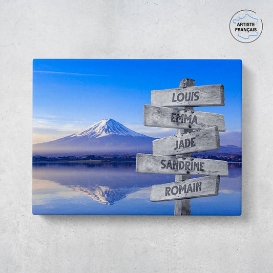 Un tableau personnalisé famille qui représente des panneaux de direction en bois avec des prénoms inscrit dessus au bord d'une rivière avec le mont Fuji visible au Japon. Les prénoms sur les panneaux sont personnalisables.