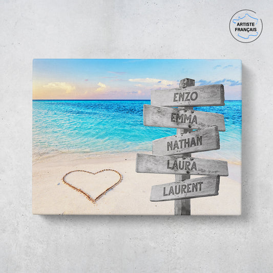 Un tableau personnalisé famille qui représente des panneaux de direction en bois avec des prénoms inscrit dessus au bord d’une plage paradisiaque, une mer bleue claire et un coucher de soleil. Les prénoms sur les panneaux sont personnalisables.