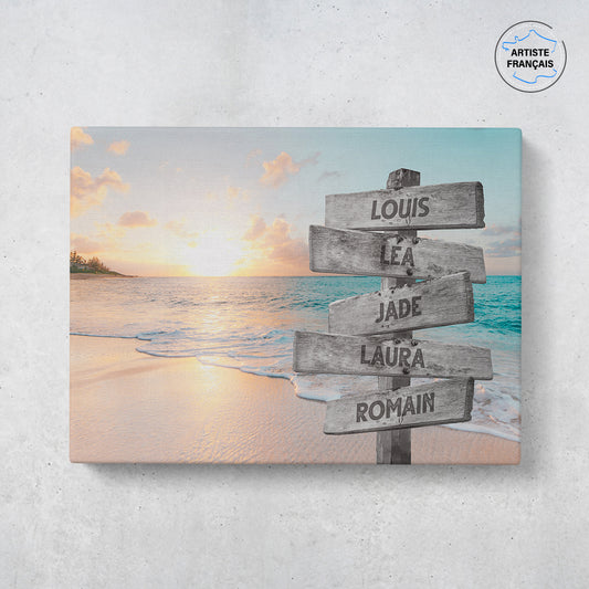 Un tableau personnalisé famille qui représente des panneaux de direction en bois avec des prénoms inscrit dessus, au bord d’une plage paradisiaque et d’un coucher de soleil lumineux. Les prénoms sur les panneaux sont personnalisables.