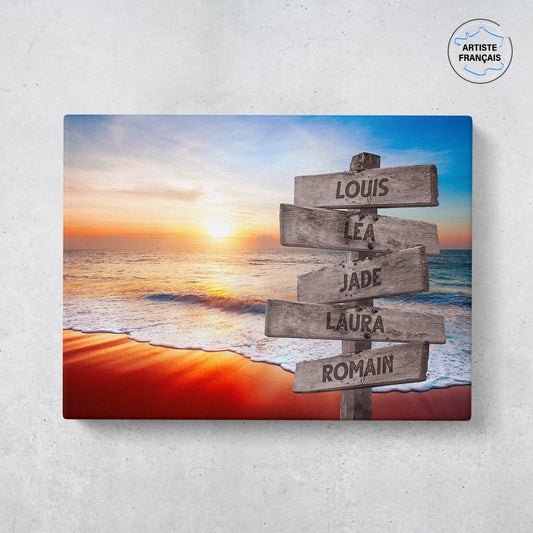 Un tableau personnalisé famille qui représente des panneaux de direction en bois avec des prénoms inscrit dessus, au bord d’une plage, une mer moussante et son coucher de soleil. Les prénoms sur les panneaux sont personnalisables.
